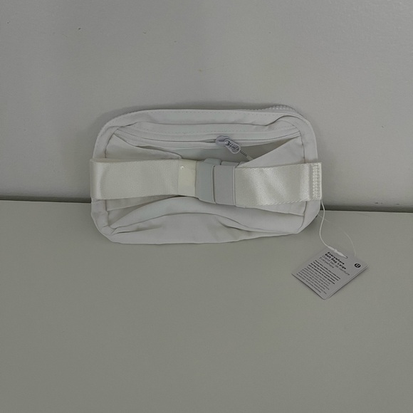 2L Lululemon Everywhere Belt Bag (large) - Picture 2 of 3